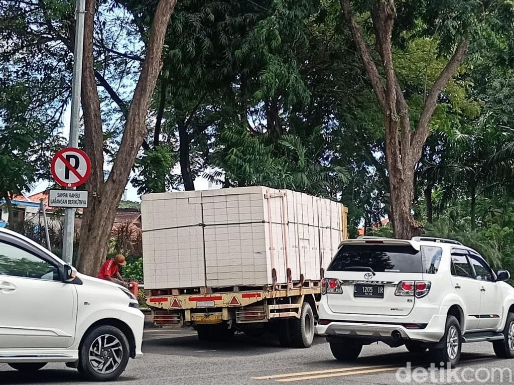 Truk Muat Bata Putih Ngeban di Depan Novotel
